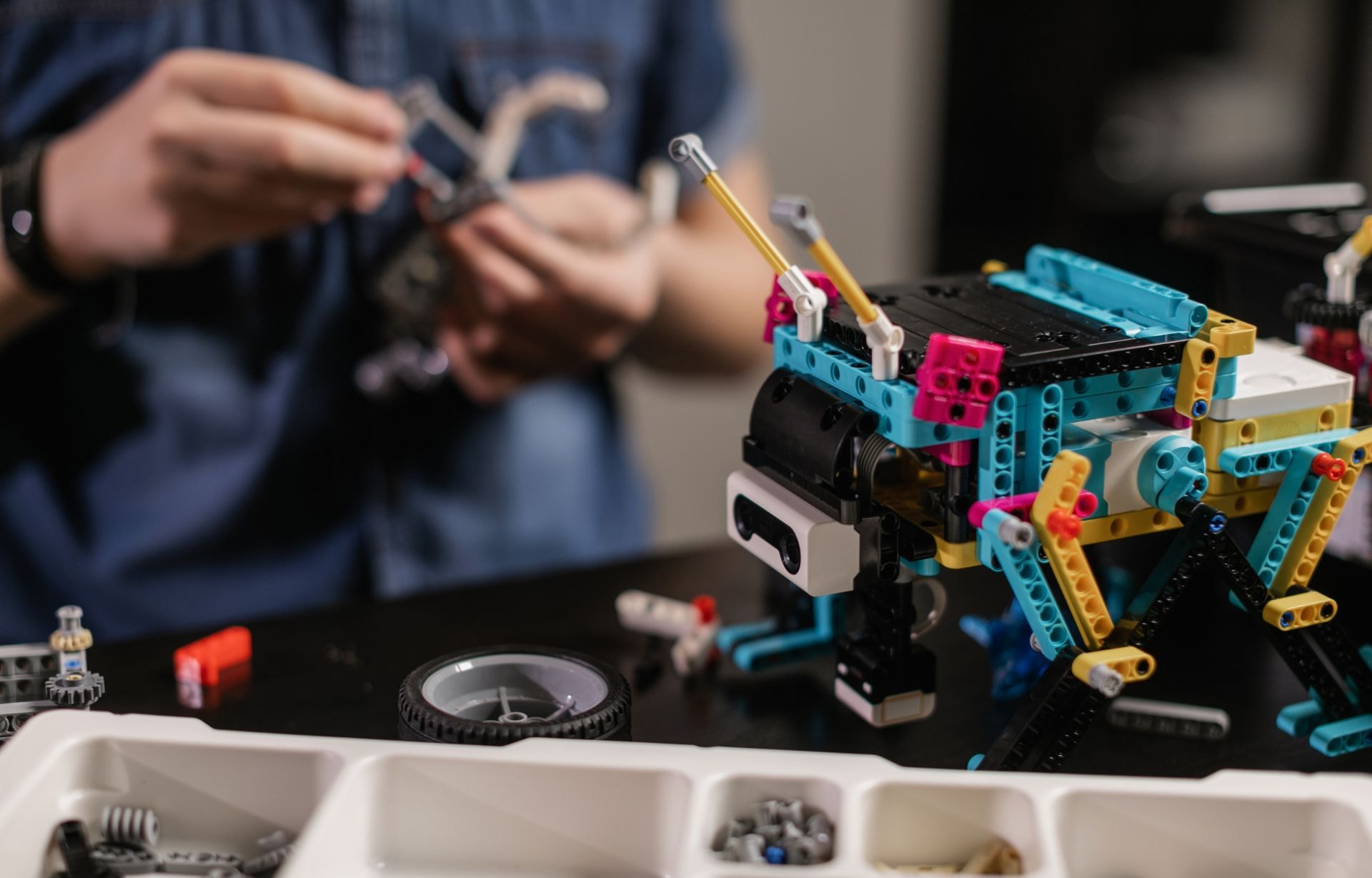 A student assembling a robot at Mikrobot Academy