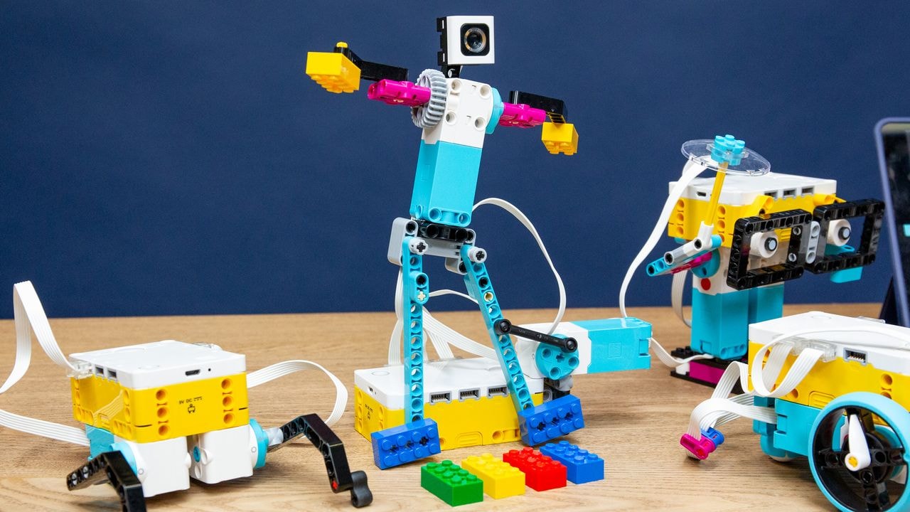 Young learners building with a robotics kit at Mikrobot Academy