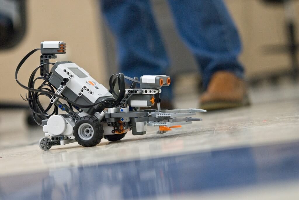 Junior students programming a robot at Mikrobot Academy